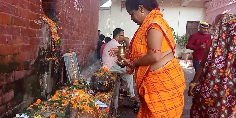 साउने सोमबारमा शिवजीका मन्दिरहरुमा भक्तजनको घुँइचो