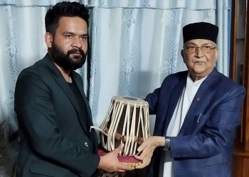 काठमाडौंका मेयर बालेनलाई तबला उपहार