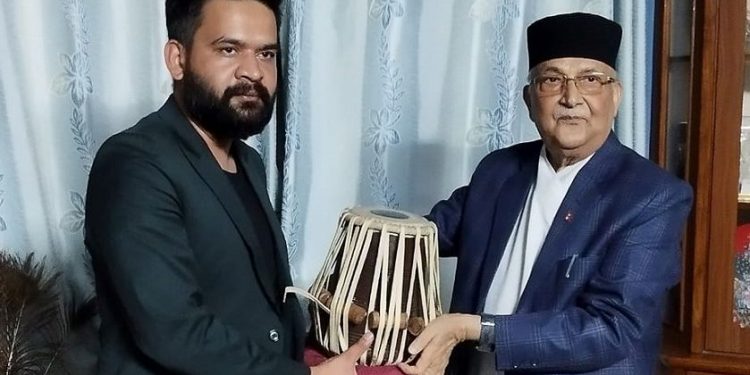 काठमाडौंका मेयर बालेनलाई तबला उपहार