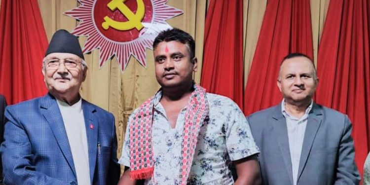 माओवादीबाट असन्तुष्ट पेट्रोलियम व्यवसायी सिंह एमालेमा प्रवेश