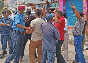 जनकपुरधाममा एमाले अध्यक्ष ओलीलाई कालो झण्डा देखाउने प्रयास