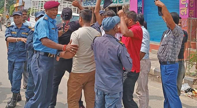 जनकपुरधाममा एमाले अध्यक्ष ओलीलाई कालो झण्डा देखाउने प्रयास