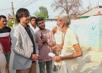 बिरामीलाई चेकजाँच गर्दै घरदैलोमा डा. प्रसन्न