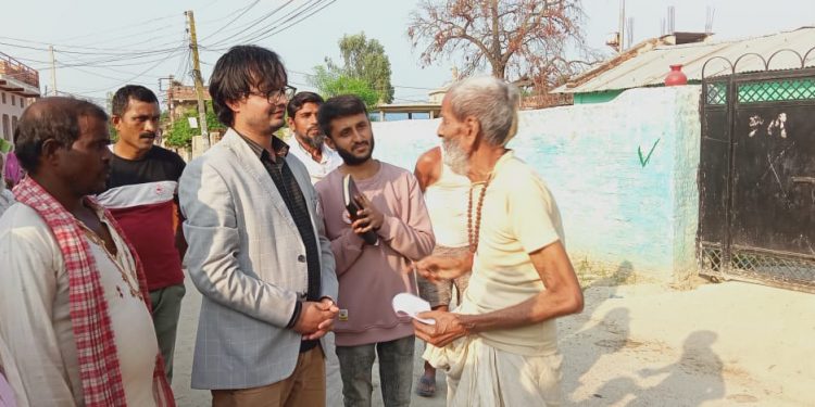 बिरामीलाई चेकजाँच गर्दै घरदैलोमा डा. प्रसन्न