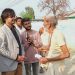 बिरामीलाई चेकजाँच गर्दै घरदैलोमा डा. प्रसन्न