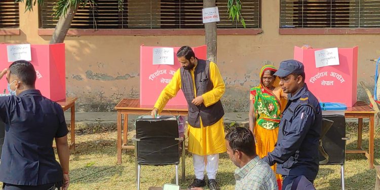 धनुषामा कांग्रेस नेता निधिसहितका नेताले गरे मतदान