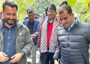 माओवादी अध्यक्ष प्रचण्ड पारिवार र पूर्व सभामुख सापकोटा  सँग सुकुटेमा