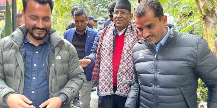 माओवादी अध्यक्ष प्रचण्ड पारिवार र पूर्व सभामुख सापकोटा  सँग सुकुटेमा