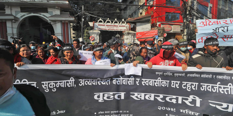 सुकुम्बासीका बासिन्दाले गरे काठमाडौं महानगरको अगाडि प्रदर्शन