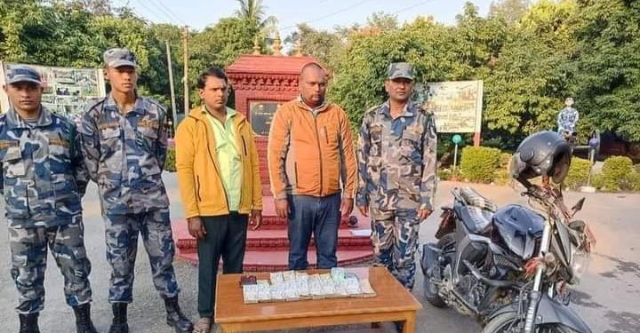 स्रोत नखुलेको लाखौं रूपैयाँसहित २ जना पक्राउ