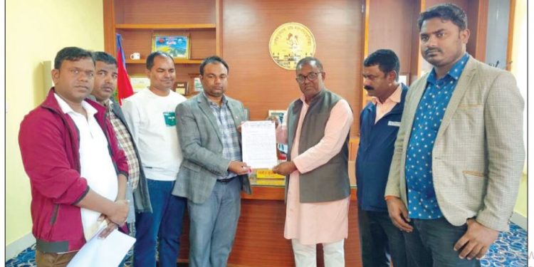 व्यवसायीहरुद्वारा उद्योग व्यापार फस्टाउने वातावरण निर्माणको माग