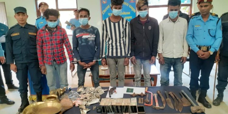 राजदेवी मन्दिरमा चोरी गर्ने पाँचजना पक्राउ