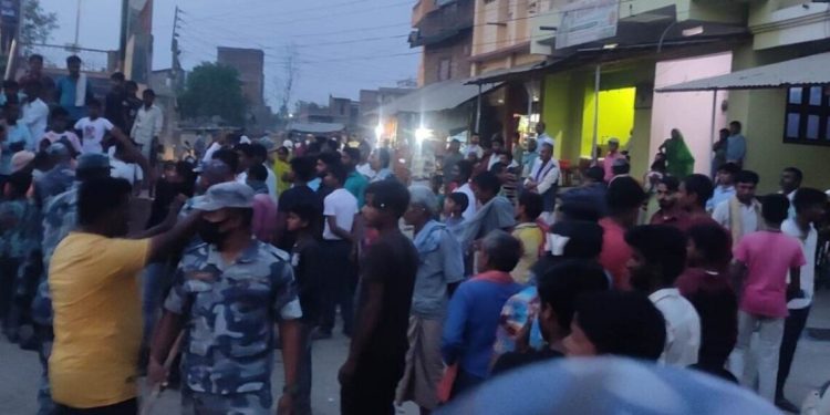 एसएसबीले नेपाली युवकलाई कुटेपछि स्थिानीयद्वारा प्रदर्शन