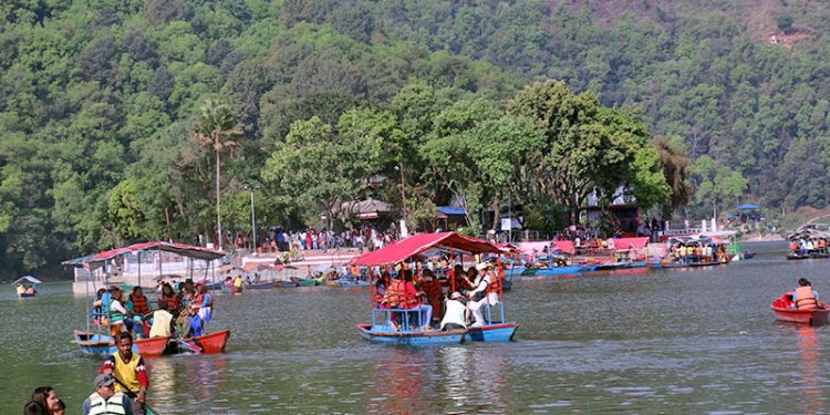 फेवातालमा डुंगा पल्टिँदा एकजना गम्भीर घाइते