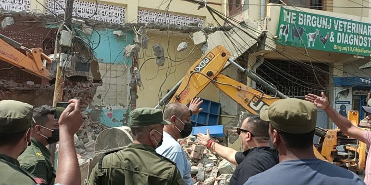 वीरगञ्ज महानगरपालिले अतिक्रमण गरेर बनाएको संरचनामा डोजर चलायो