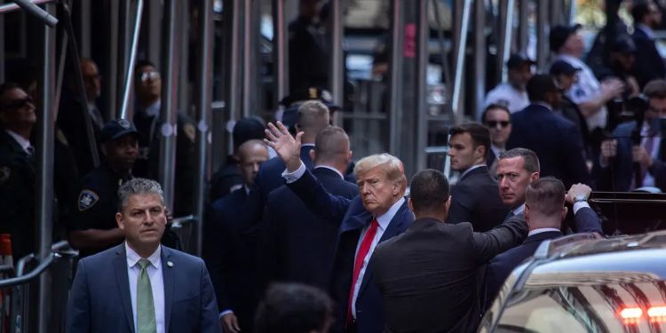 अमेरिकी पूर्वराष्ट्रपति ट्रम्पले गरे आत्मसमर्पण