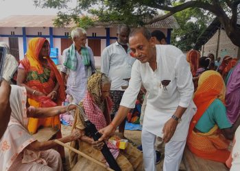 धनौजीमा जेष्ठ नागरिकलाई सम्मान स्वरुप छाता र गम्छा प्रदान