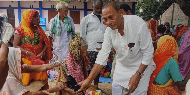 धनौजीमा जेष्ठ नागरिकलाई सम्मान स्वरुप छाता र गम्छा प्रदान