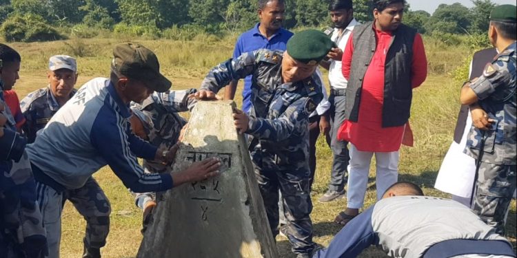 सिमाक्षेत्रका सिमास्तम्भहरु मर्मत गरिँदै