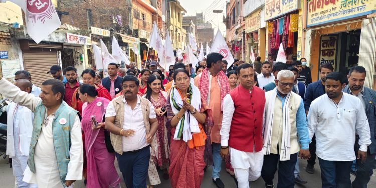 प्रचार प्रसारको अन्तिम दिन जुलीको जनकपुरधाम बजारमा घरदैलो